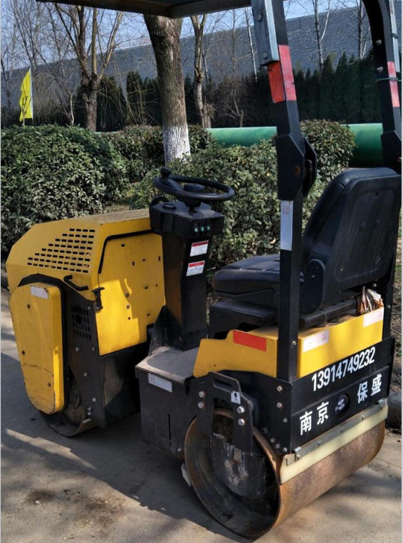  壓路機(jī)出租