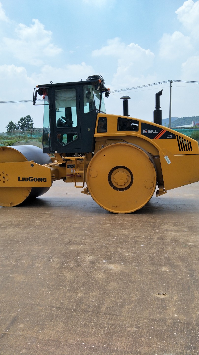  壓路機(jī)出租