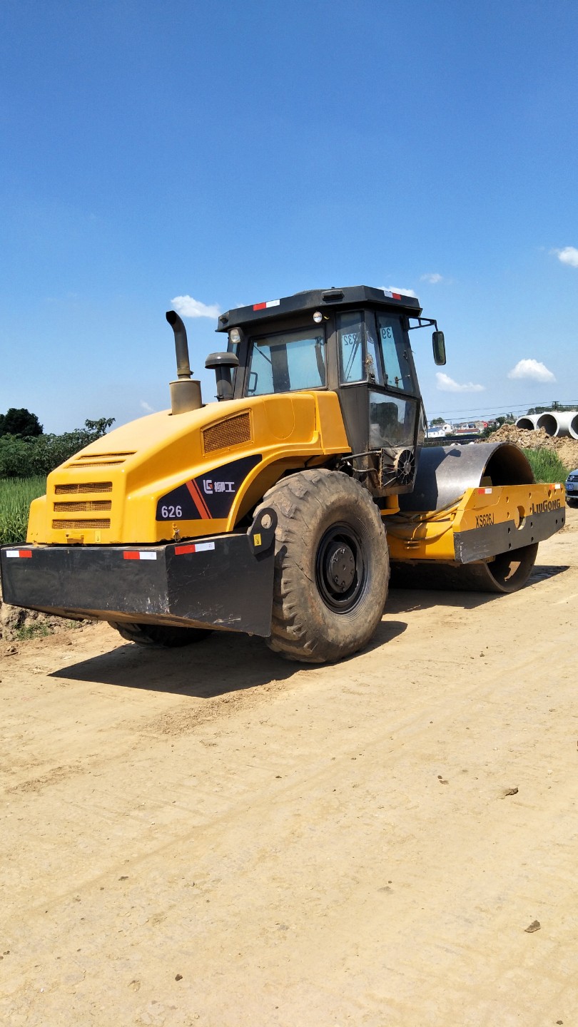  壓路機(jī)出租