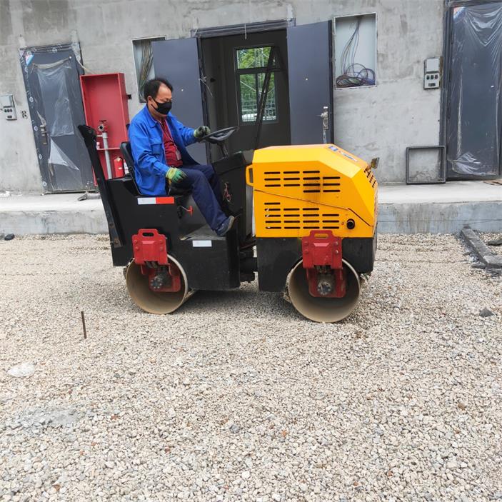  壓路機(jī)出租