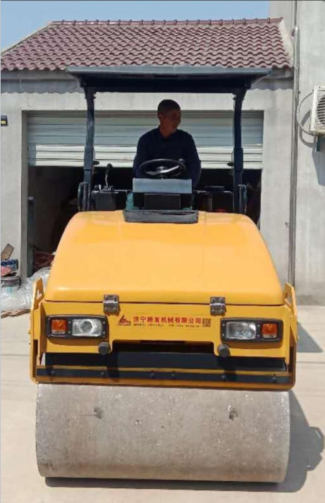  壓路機(jī)出租