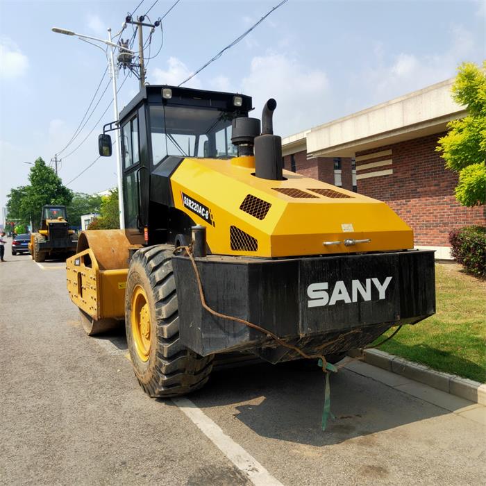  壓路機(jī)出租